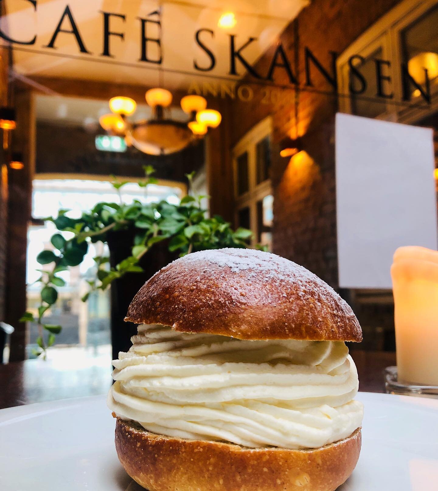 Fastelavensboller p&aring; menyen denne helgen ✨😋 og du f&aring;r velge ditt favorittfyll; bringeb&aelig;r eller mandelmassa 😍 #cafeskansen #fastelavnsboller #hjemmelaget #semla #restaurantliv #helg #friyay @akershusgruppen