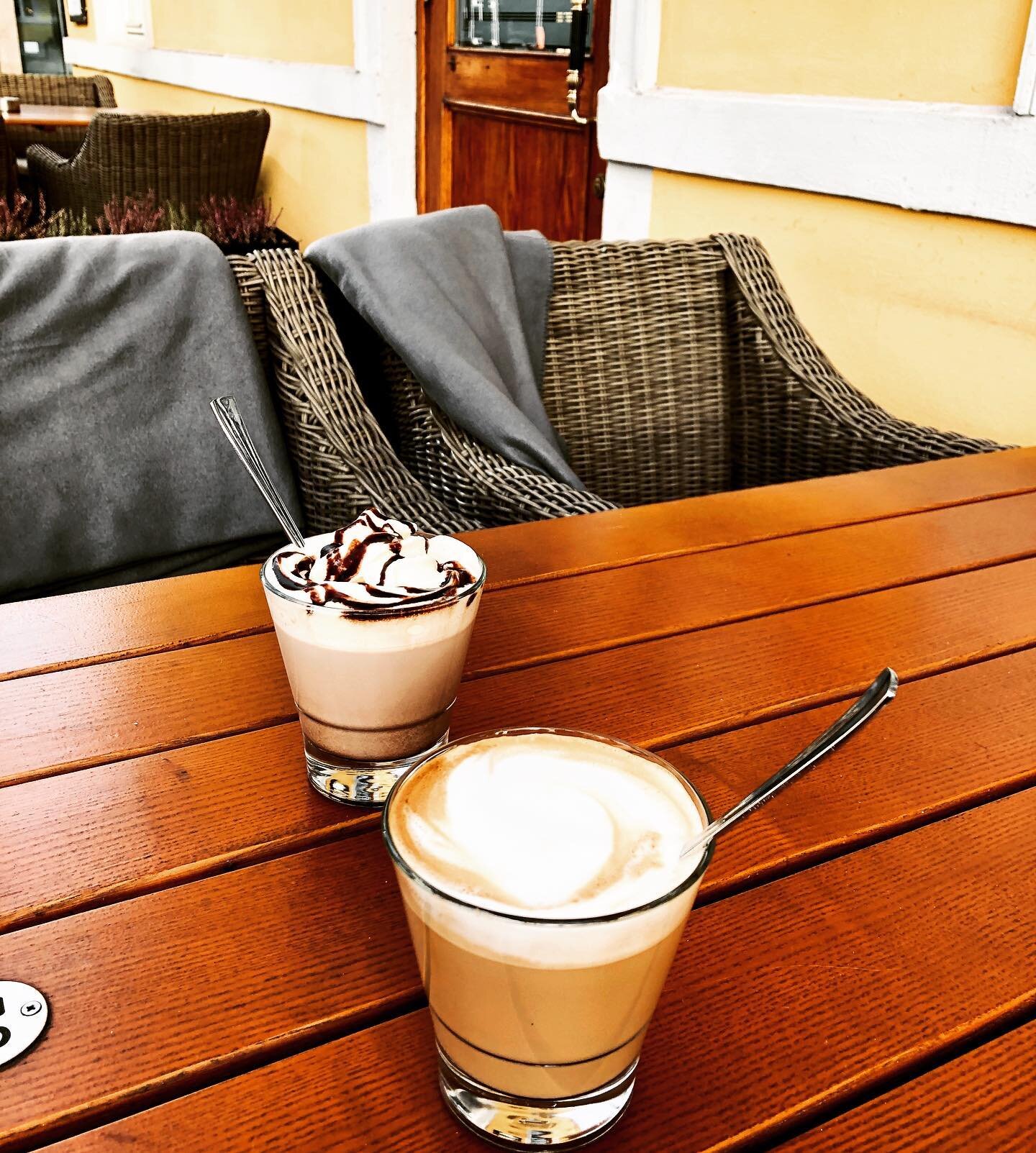 Mandagskaffen nytes best i solveggen 🥰🤗 #mandag #coffee #pledd #snartv&aring;r #uteservering #varmsjokolade #latte