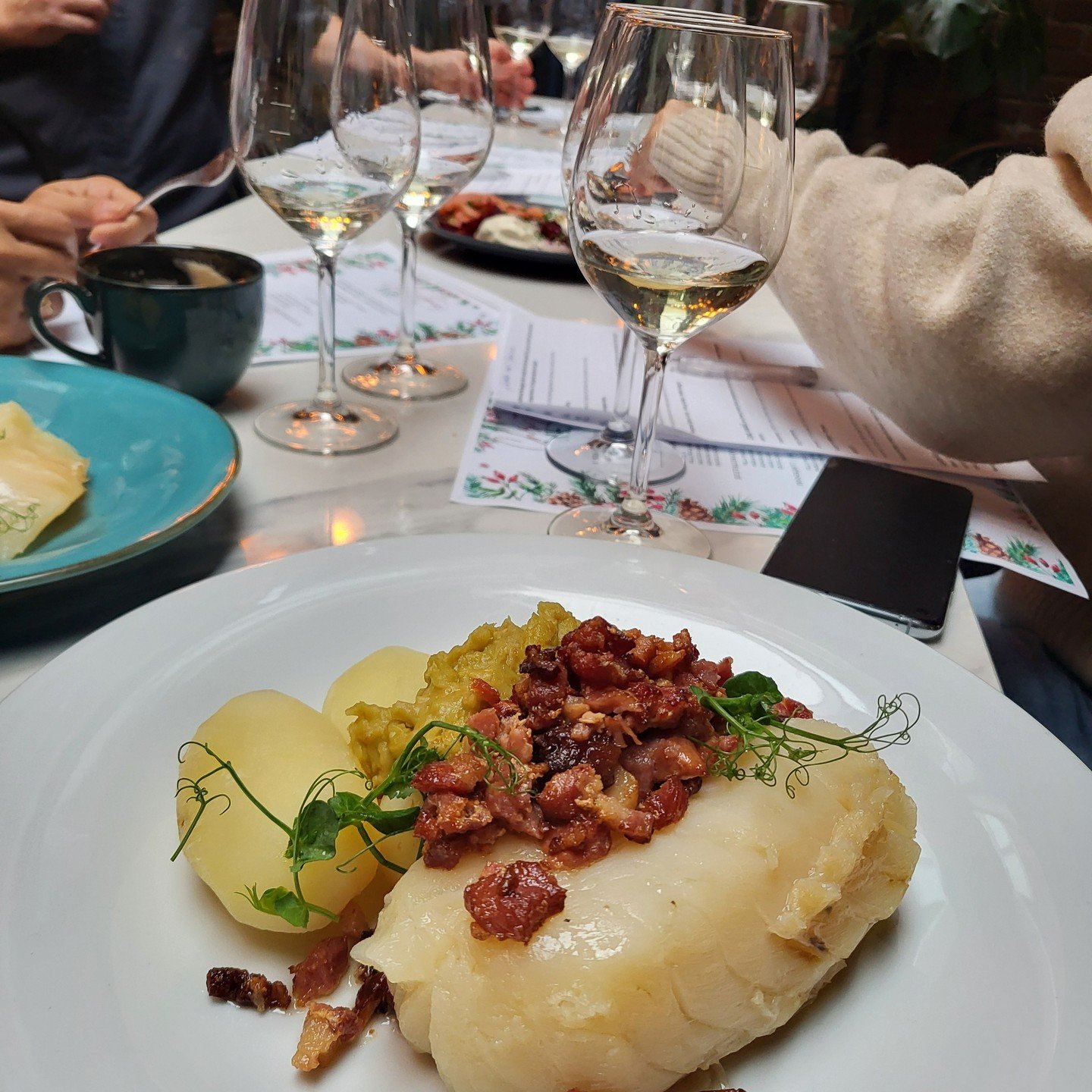 🎄✨ I helgen testet vi julemat og v&aring;r nye meny som snart kommer! 🎉 Den nye menyen lanseres 6. november, og du har muligheten til &aring; v&aelig;re blant de f&oslash;rste som smaker v&aring;re nyheter! 🍽️❤️ Ikke glem &aring; reservere bord p&