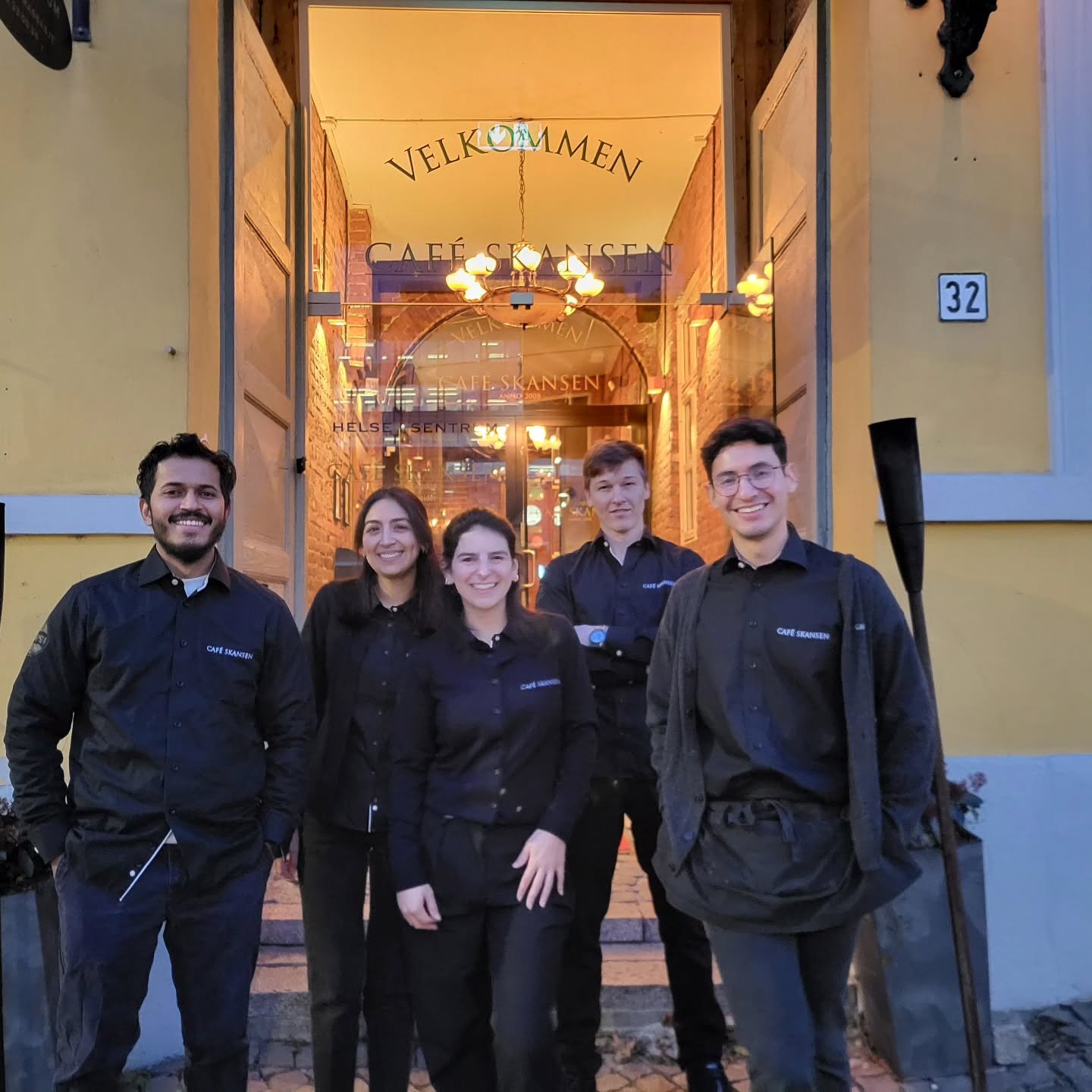 Our wonderful, smiling staff is waiting for you! 😊 Visit us and enjoy an unforgettable experience. Don't forget to reserve your table! 🍽️✨

bordbestilling@cafeskansen.no