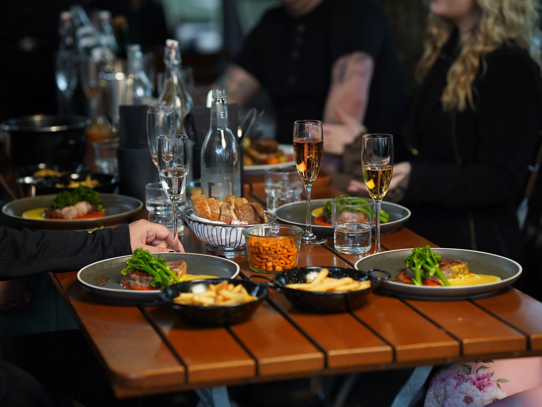 ✨ Saturday nights are made for great food, great company, and unforgettable moments.

🍷 Great drinks. Delicious food. Cozy atmosphere.

📍 See you at Cafe Skansen!

#CafeSkansen #SaturdayNight #Oslo #VisitOslo #DinnerInOslo #CocktailTime #WineLovers