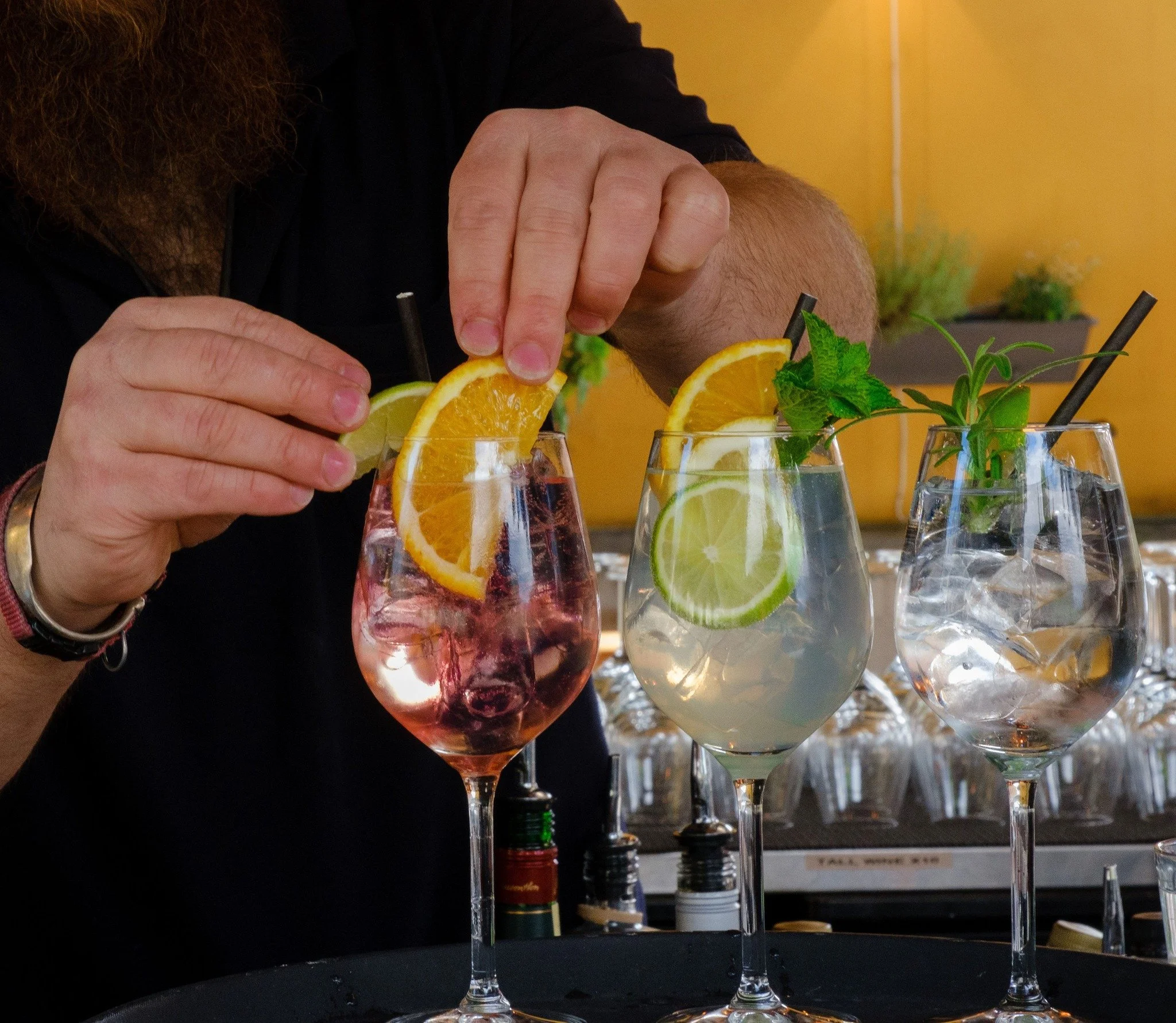 Two signature mocktails. One difficult choice. 🍹
Will you fall for the naturally sweet Strawberry or the delicate floral notes of Lavender? 🌸

#Mocktails #Strawberry #Lavender #AlcoholFree #Oslo #VisitOslo #RestaurantOslo #WeekendVibes #Cheers #Tas