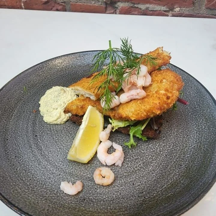 Stjerneskudd is a timeless Norwegian classic&mdash;crispy fish, fresh prawns, crisp salad, and perfectly balanced flavours, all beautifully served on toasted bread. 🐟🦐🥗

Whether you're exploring Oslo or enjoying a relaxing lunch with friends, this