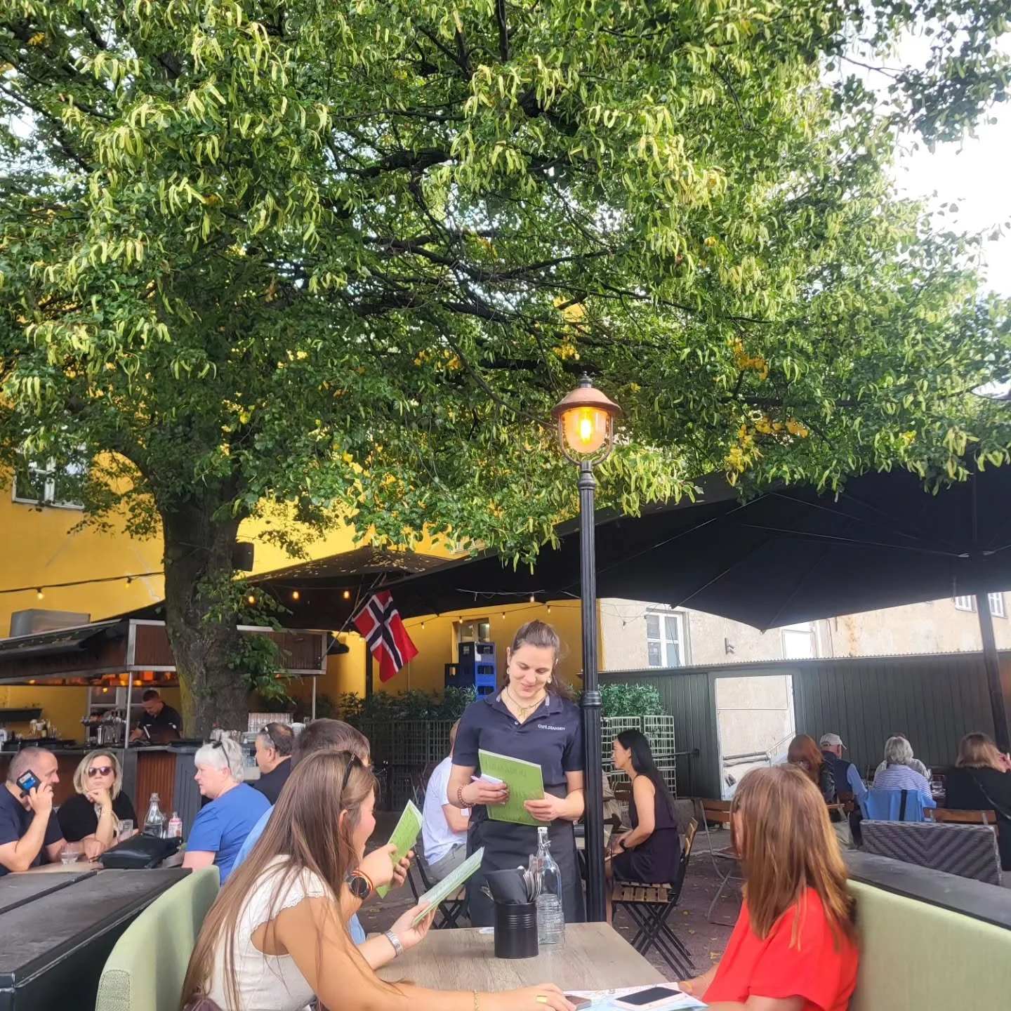 Good moments start around the table!
Our friendly waitstaff are ready to take your order while you sit back, relax and enjoy the evening ❤️

📍 Caf&eacute; Skansen, Oslo
🍴 Great food &bull; warm atmosphere &bull; memorable moments
📩 Book your table