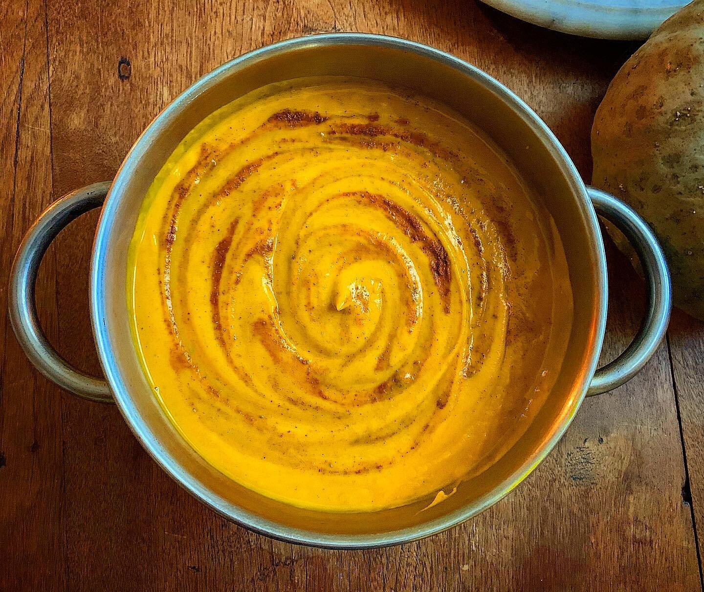 Soup season in full swing over here 🥰💪🏻🍂✨ Whipped up this creamy bowl of nourishment using kabocha squash from the market 💯 Kabocha is one of my fall produce faves, it tastes like candy (to me 🤣) when roasted 👌🏼 To make, I halved and roasted 