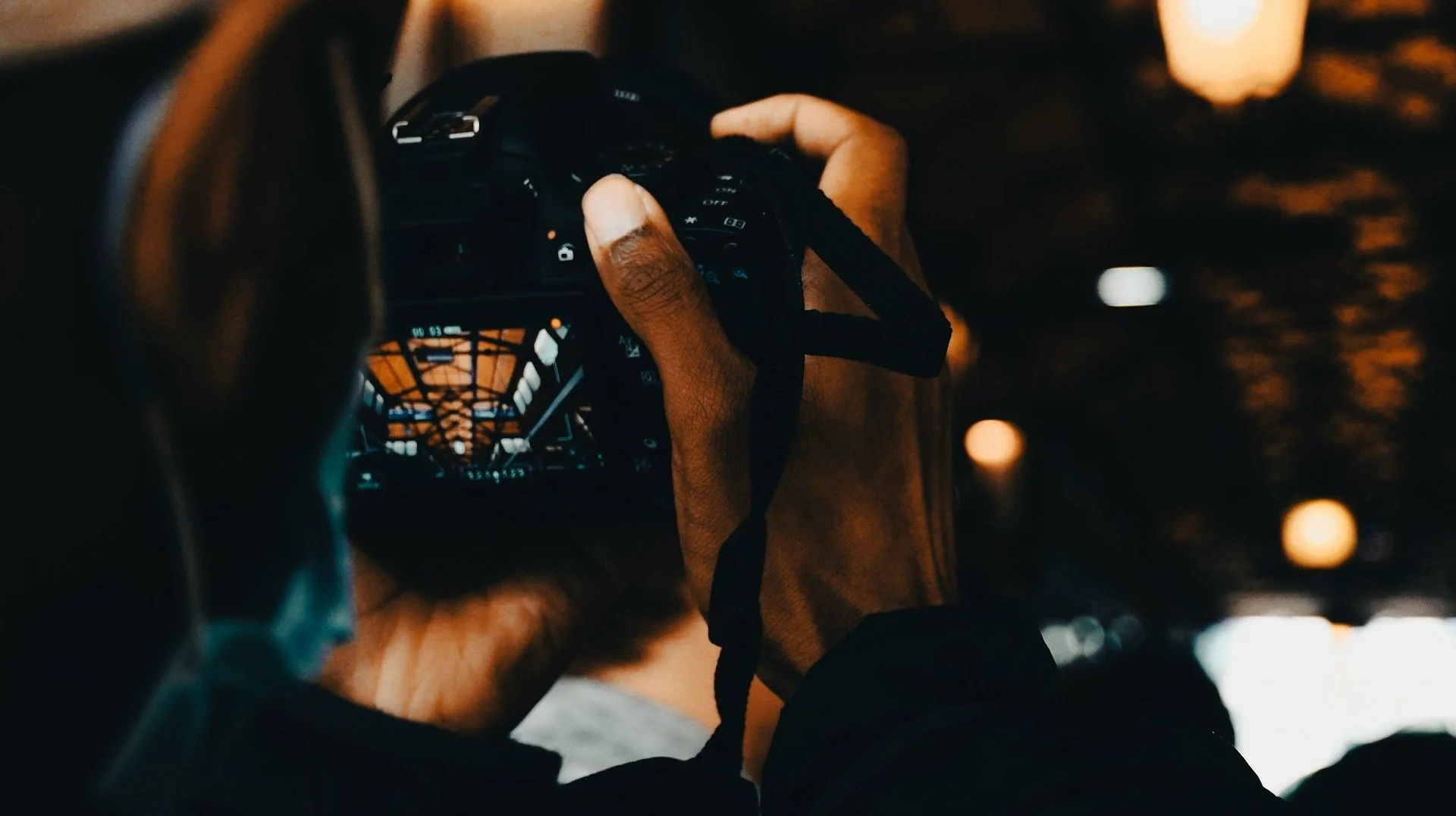 How to Photograph Events in Low-Light Venues: Solutions for Clear Images