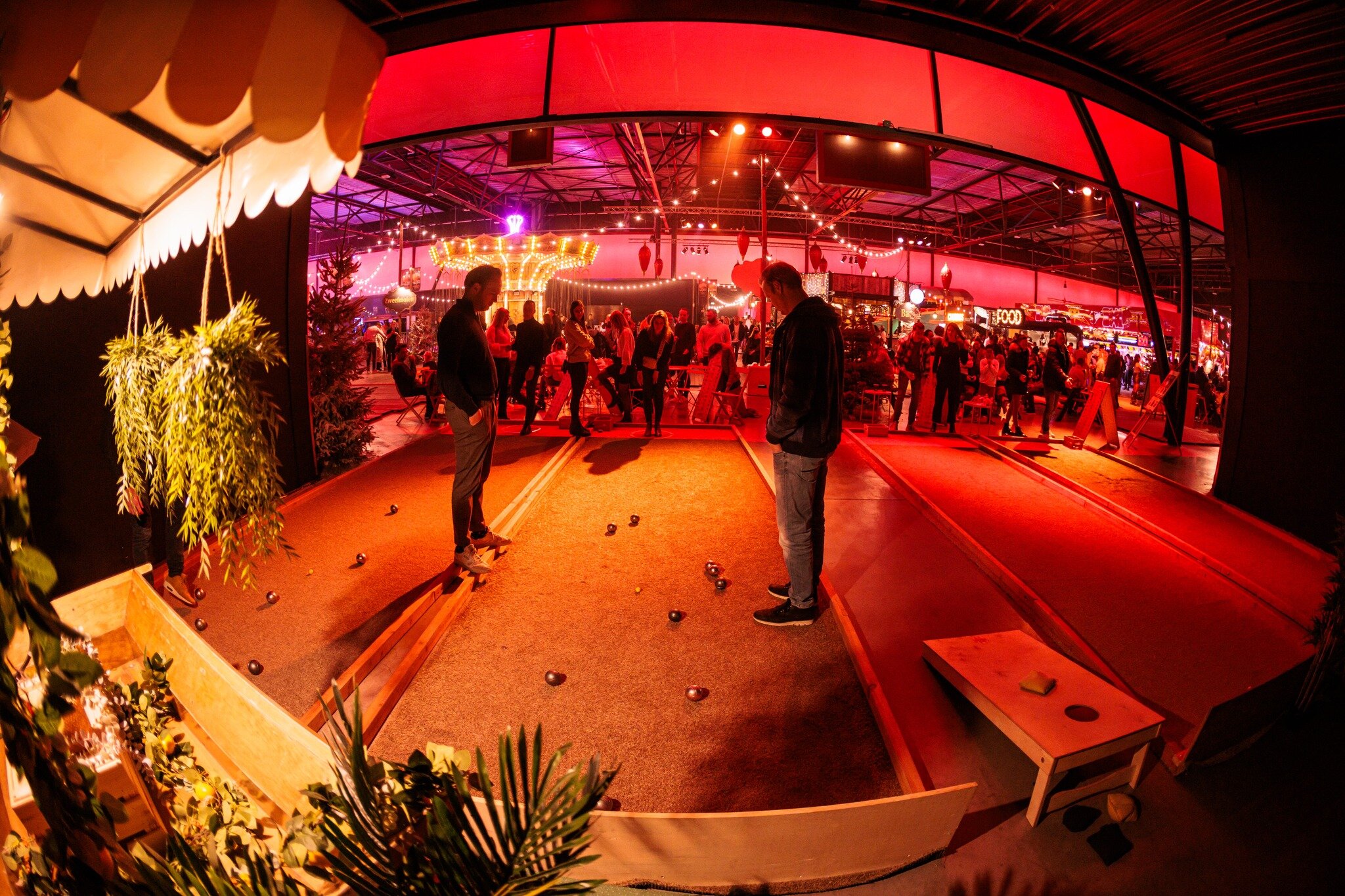 Tijdens de eindejaarsperiode was het heerlijk indoor boulen &amp; cornhole spelen bij de eerste editie van @brabantsewinter in Den Bosch in Nederland! 💛

Ook zo'n heerlijke setup vol nostalgische games van Fou De Boules huren op jouw event, teambuil