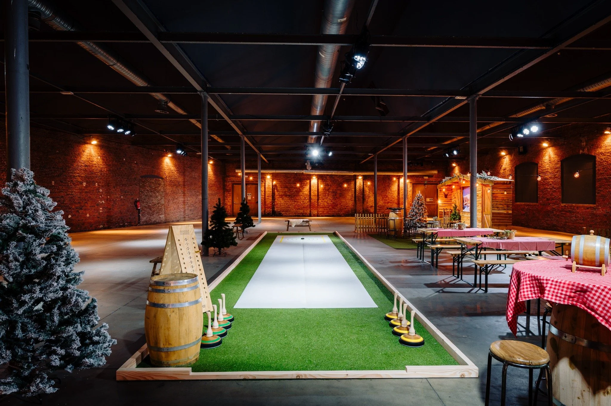 ❄️ Wintertime = Curling time! 🥌
Deze winter brengen wij de gezelligheid recht naar jullie toe! Onze mobiele Curling Chalet tovert elke eventlocatie of bedrijfsterrein om tot een sfeervolle winterspot vol fun en teamspirit.

Glijd samen over ons kuns