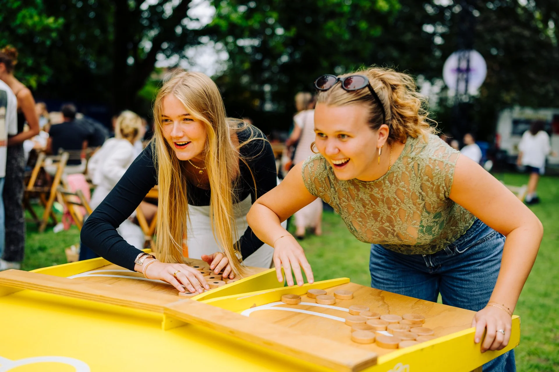Onze Sjoelbaan Split - beschikbaar in ons Discovery Playground concept -  schreeuwt zomer, fun en simpele competitie 🎯🔥
Maar psst&hellip; je kan ons altijd boeken &mdash; indoor &eacute;n outdoor ❄️🌸☀️
Winter, lente, zomer of herfst: spelen kan he