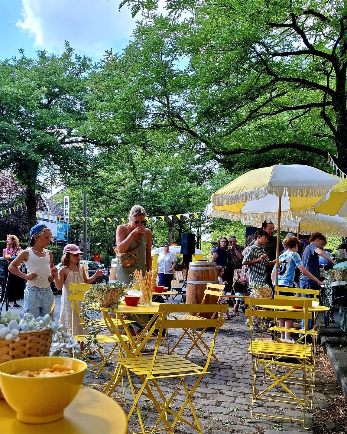 Extra summer vibes nodig op je bedrijfsevent? ☀️🌴
Fou De Boules ontzorgt jullie met een unieke mix van entertainment en decor 🎯✨

Denk: parasolletjes, vlaggetjes, bistrotafels en vooral v&eacute;&eacute;l gezelligheid.. 🍹🪑
(ook mogelijk in andere