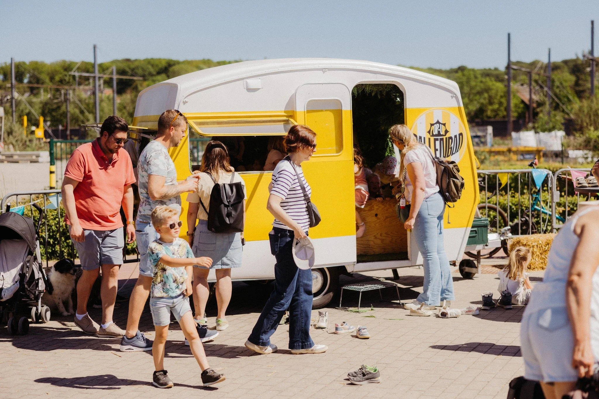 🎪🟡 BALLENBADCARAVAN ON TOUR 🟡🎪

De zon was weer van de partij afgelopen weekend, en ook onze Ballenbadcaravan mocht volop shinen! ☀️✨

Maar liefst 6 events, heel wat blije gezichten en een flinke dosis speelplezier dankzij onze decoratieve playgr