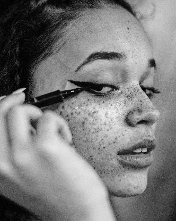 Kendall Applies Eyeliner (2020)