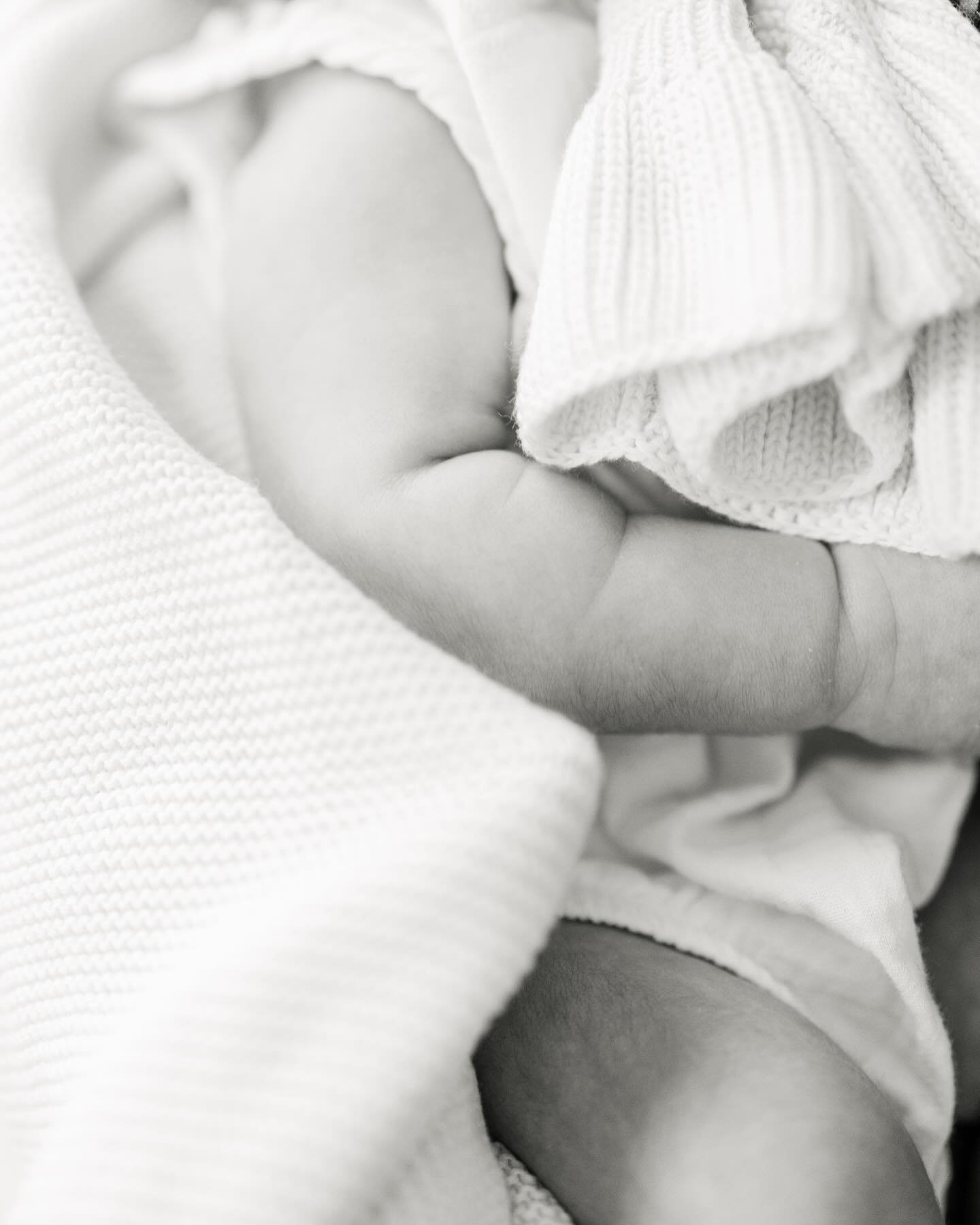 Is there anything better than newborn arm, ankle and neck rolls? I love capturing all these sweet and cuddly details. 
.
.
@karileigh_batton #cincinnatinewbornphotographer #cincinnatiphotographer #cincinnatimaternityphotographer #cincinnatiphotograph