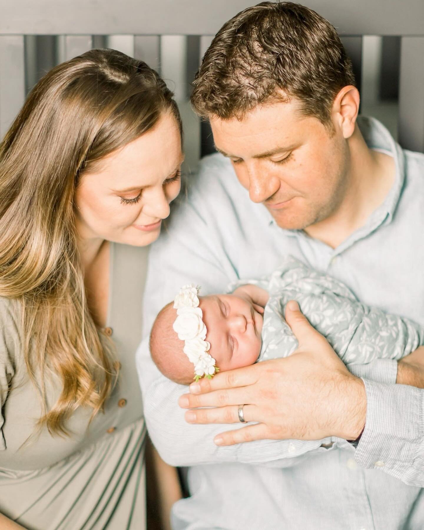 Photographing these cozy newborn snuggles will never get old. 
.
.

@kate.guttridge @dan_guttridge @jenthamannphotography #cincinnatinewbornphotographer #cincinnatiphotographer #cincinnatimaternityphotographer #cincinnatifamilyphotographer #jenthaman