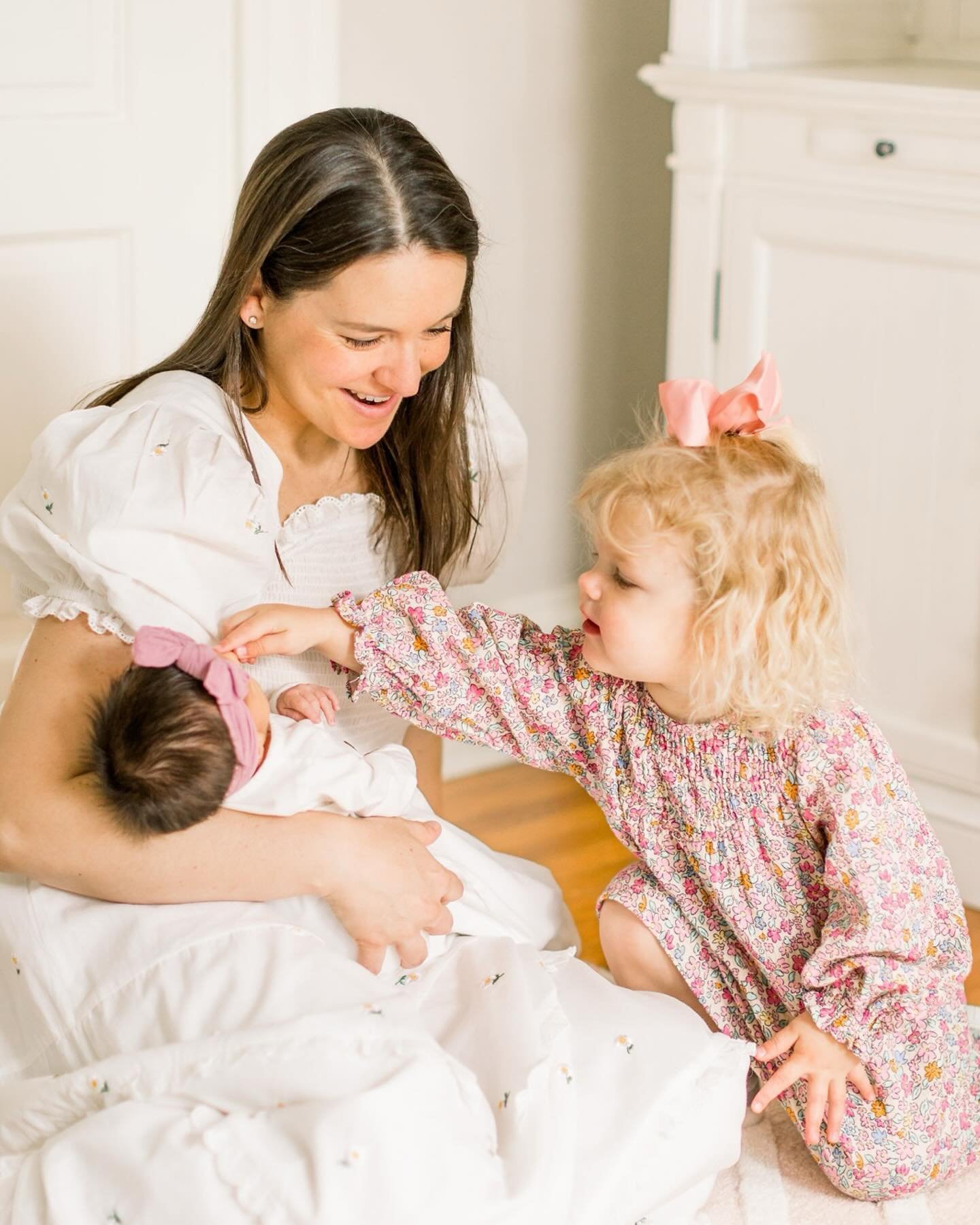 I was smiling the entire time I was taking these pictures! The cutest sibling cuddles! 
.
.
.
@kelseyfullenkamp_ @vfullenkamp #cincinnatiphotographer #cincinnatinewbornphotographer #cincinnatimaternityphotographer #ohiophotographer #ohionewbornphotog