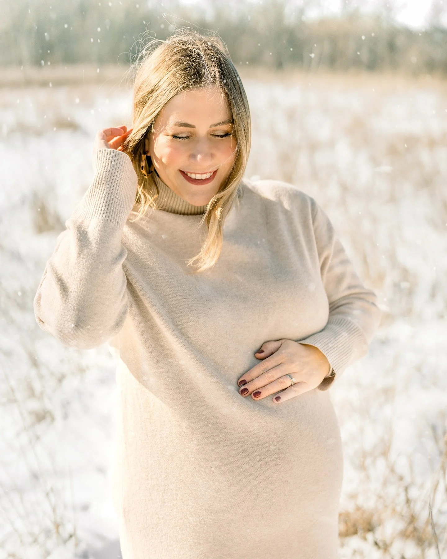 Had so much fun playing in the snow with this beautiful mama!! @schooledinfashion ❄️ ❄️ ❄️ 
.
.
.
@jenthamannphotography #jenthamannphotography #cincinnatiphotographer #cincinnatimaternityphotographer #cincinnatinewbornphotographer #lifestylenewbornp