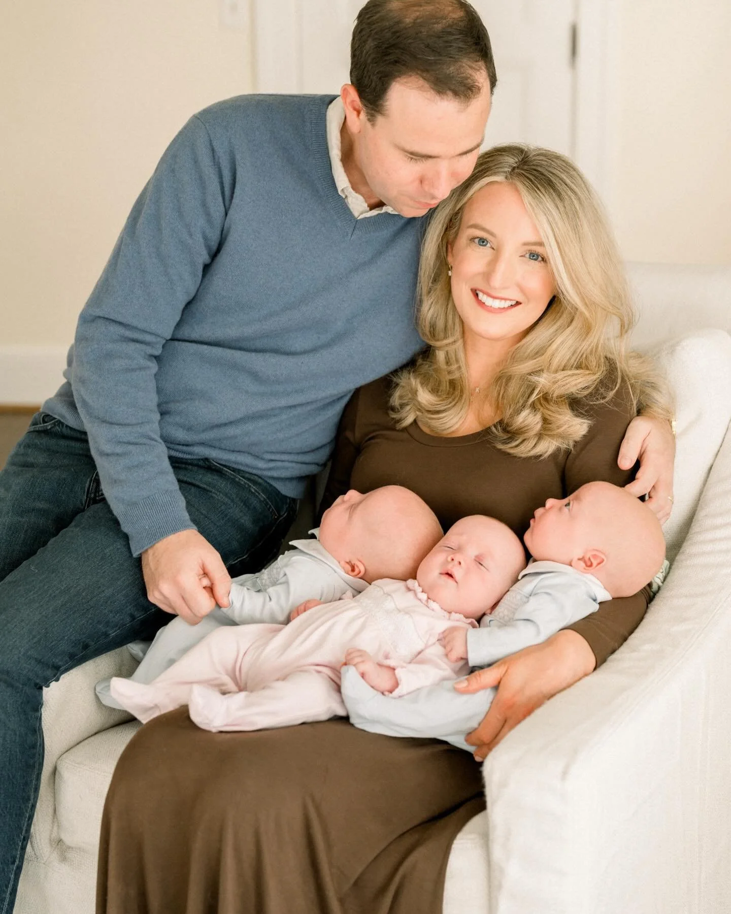 Instagram won&rsquo;t let me share 100 of my favorites from this session so this will have to do! Congratulations to this beautiful family of 7. Over the moon happy for you and loved every second of our session together. 
.
.
@mkf_vanderglas #cincinn