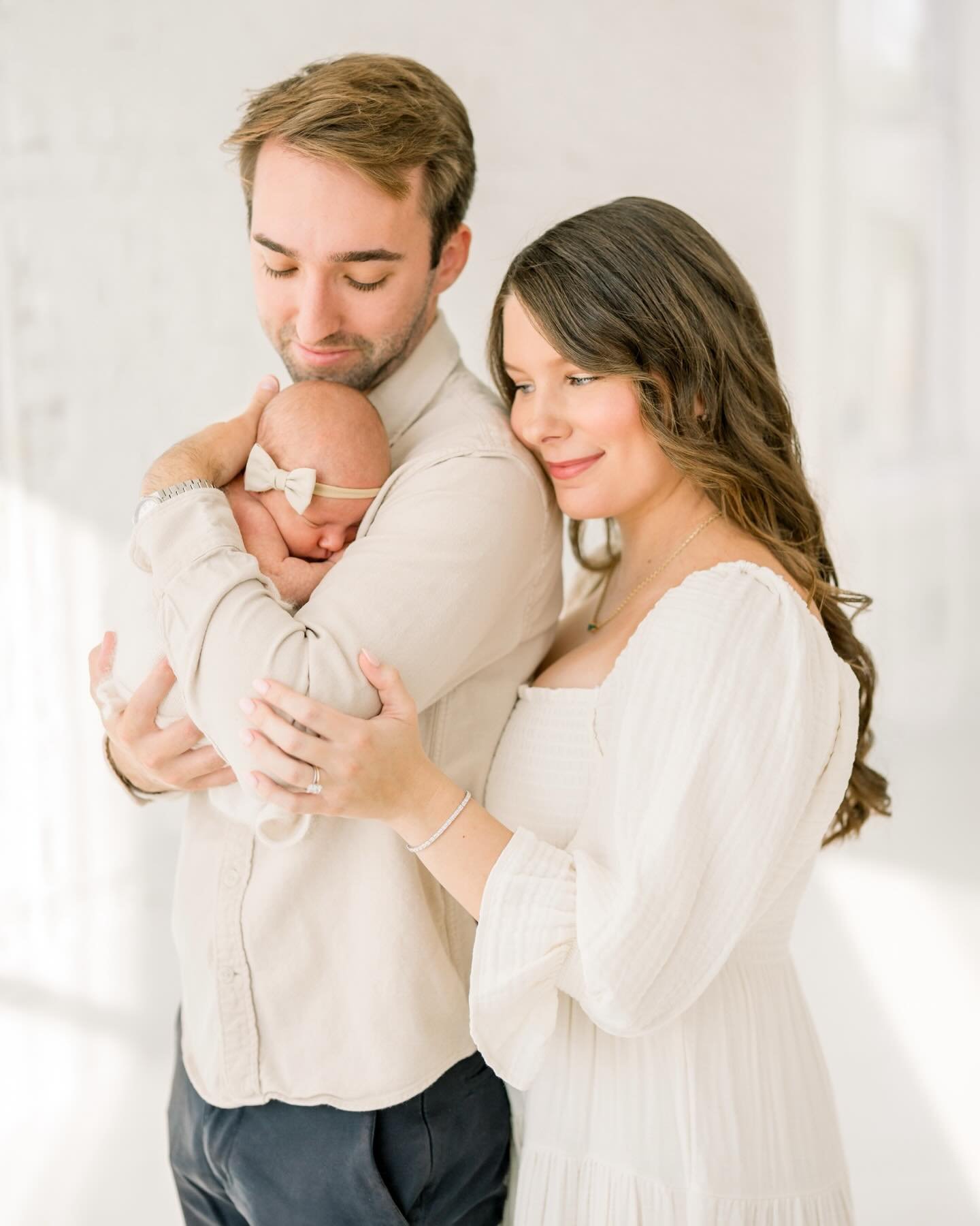 Sweet Wren 🤍
.
.
.
.
@rachelwauligman @rachelwauligman #cincinnatinewbornphotographer #cincinnatiphotographer #cincinnatifamilyphotographer