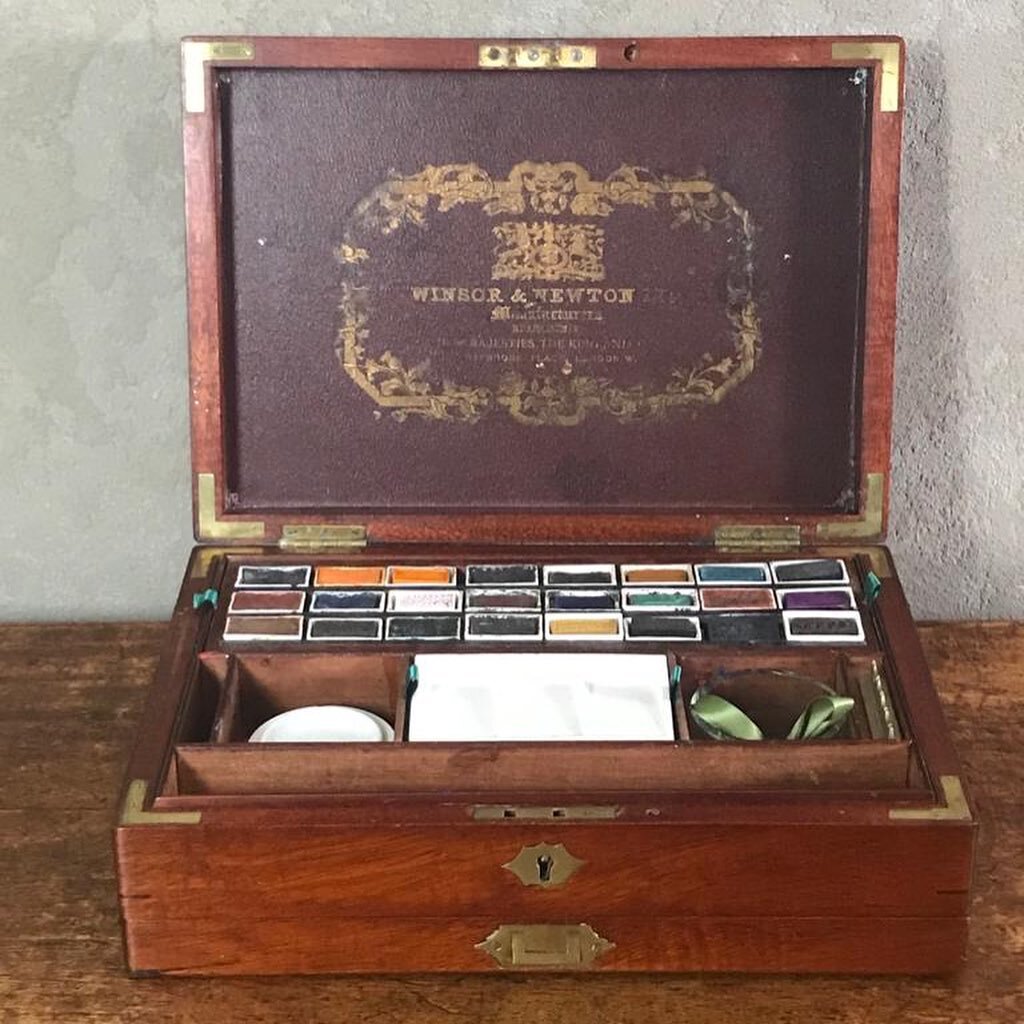 Beautiful mahogany Windsor&amp; Newton Water Colour Paint Box circa 1880
31cm w 22cm d 10cm h.  #artistpaintbox #watercolour #watercolourpaintbox #antiquesbox #deezammitbatterseadecorativeantiquesfair
