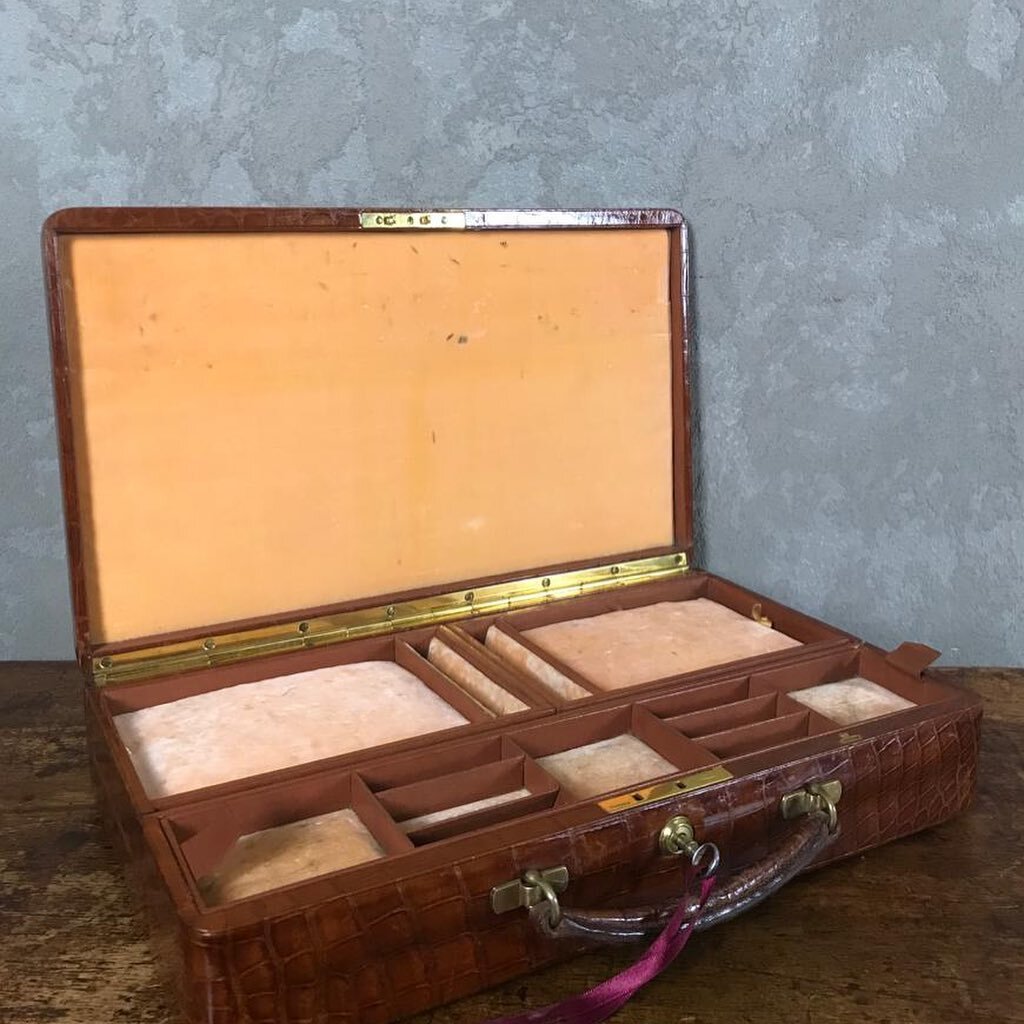 Very clean J.C. Vickery Crocodile Jewelery Case with Brahma lock 39cm w 24cm d 9cm h  #jewelry #jewelrybox #jewelrycase #crocodilejewellerybox #crocodilecase #antiquesjewelrybox