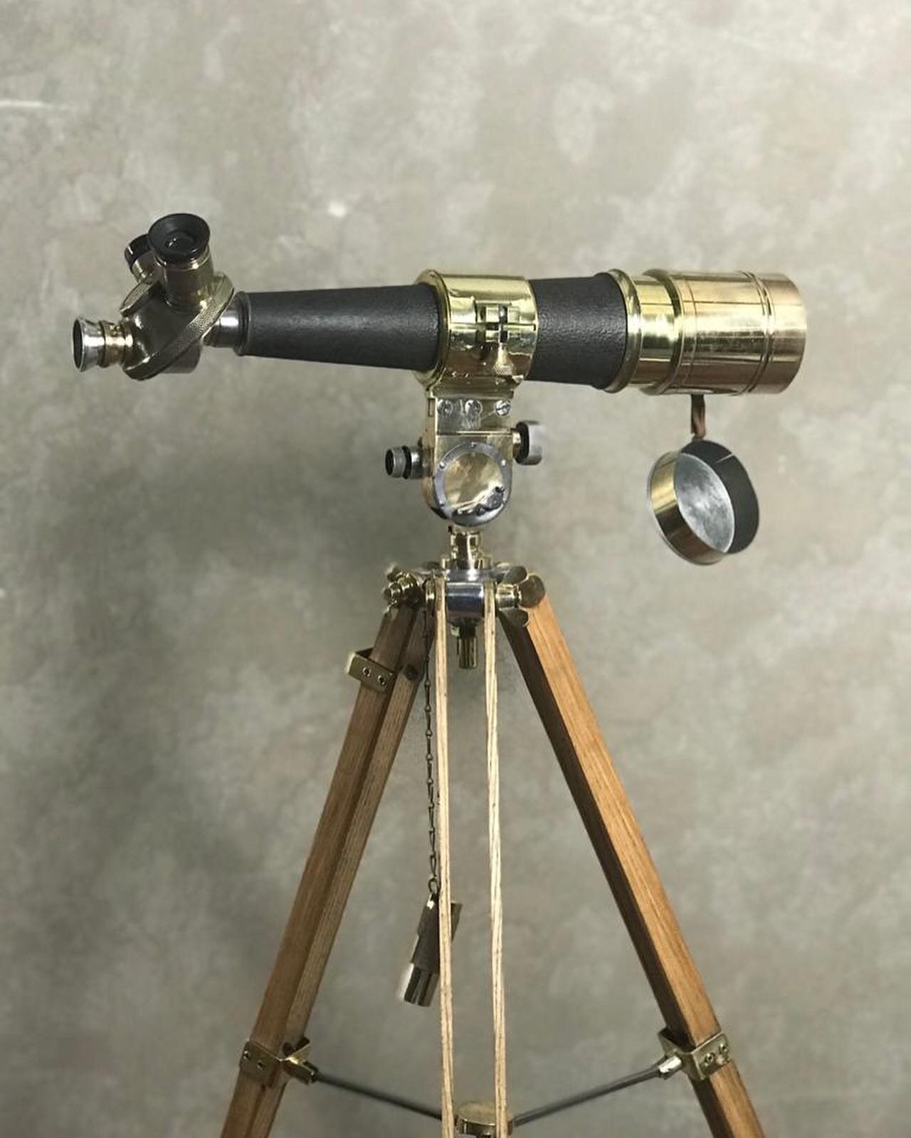 Fabulous Binoculars Original tripod amazing condition 👌 #deezammitbatterseadecorativeantiquesfair #deezammitantiques #binoculars #antiquebinocular