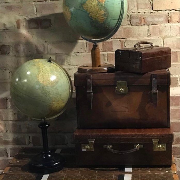 Freely travelling around the world will return, beautiful #vintageleatherluggage and a #LouisVuittoncabintrunk with two #globes