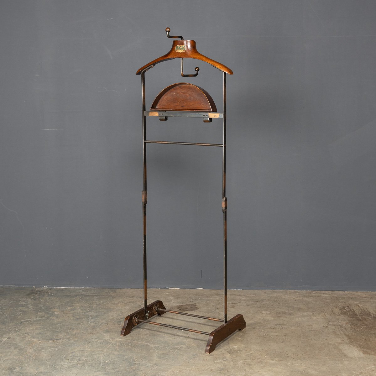 Watts Gentleman’s Dumb Valet