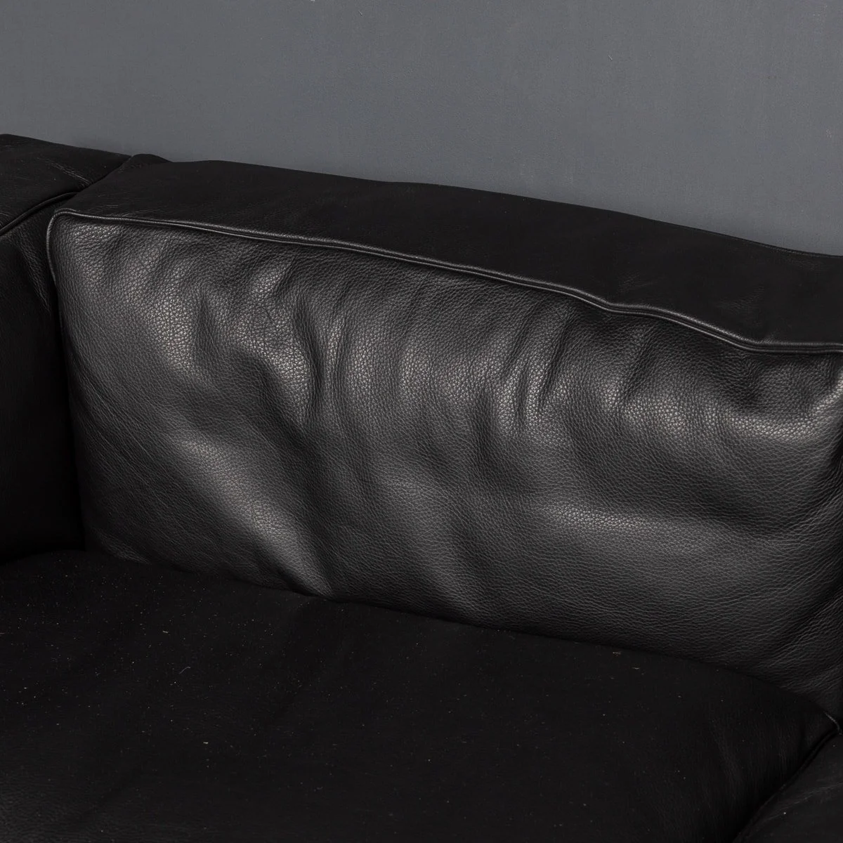 PUSHKIN ANTIQUES - 3 FAUTEUIL GRAND CONFORT, GRAND MODELE, DEUX PLACES CASSINA SOFA. LE CORBUSIER - 12.jpg