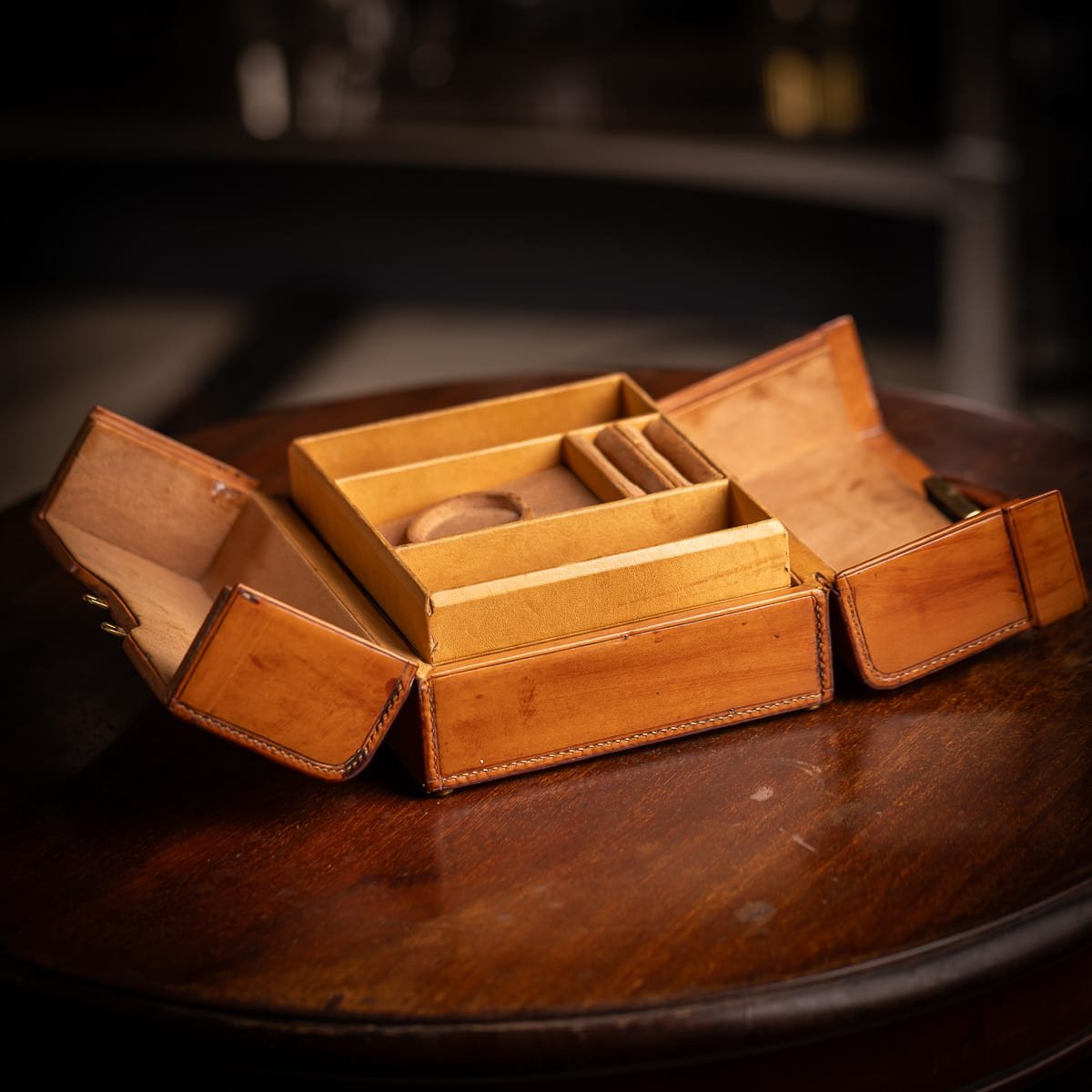 ANTIQUE 20thC VICTORIAN LEATHER & BRASS JEWELLERY CASE c.1900