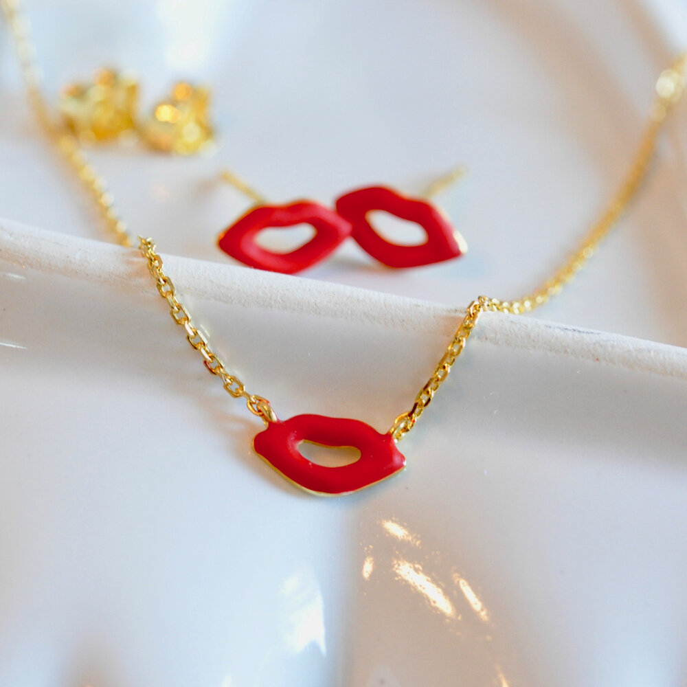 Red lips necklace deals