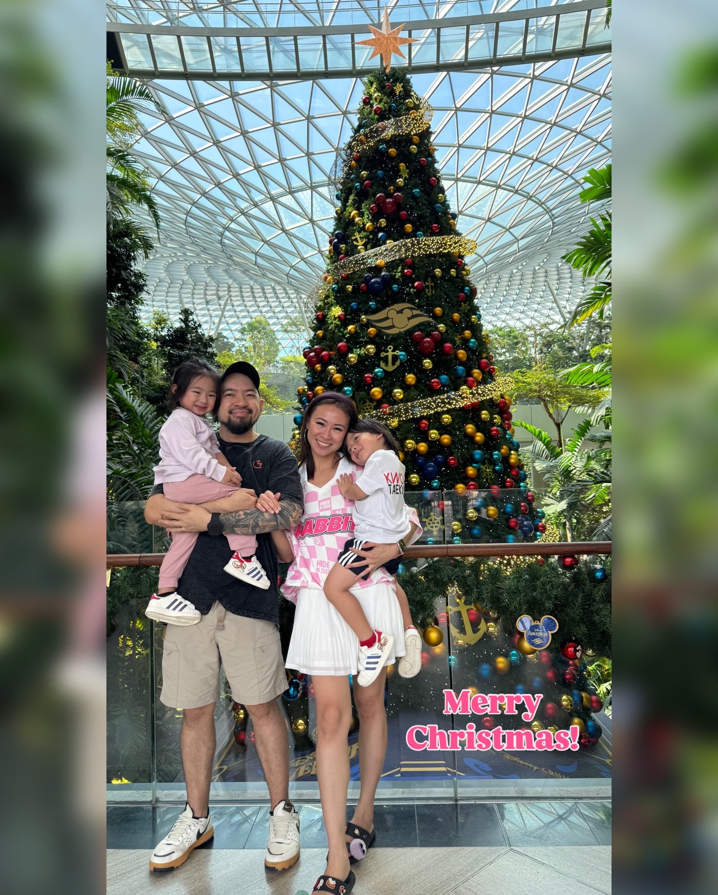 Merry, merry Christmas from my little family to yours 🎄💖 Wishing everyone a safe, warm holiday&hellip; with calm and happy kiddos lol 🙏🏻🤭

p.s. hoping the boys don&rsquo;t trigger us today&hellip; otherwise it&rsquo;s angry Santa mode 😅🎅🏻 

#