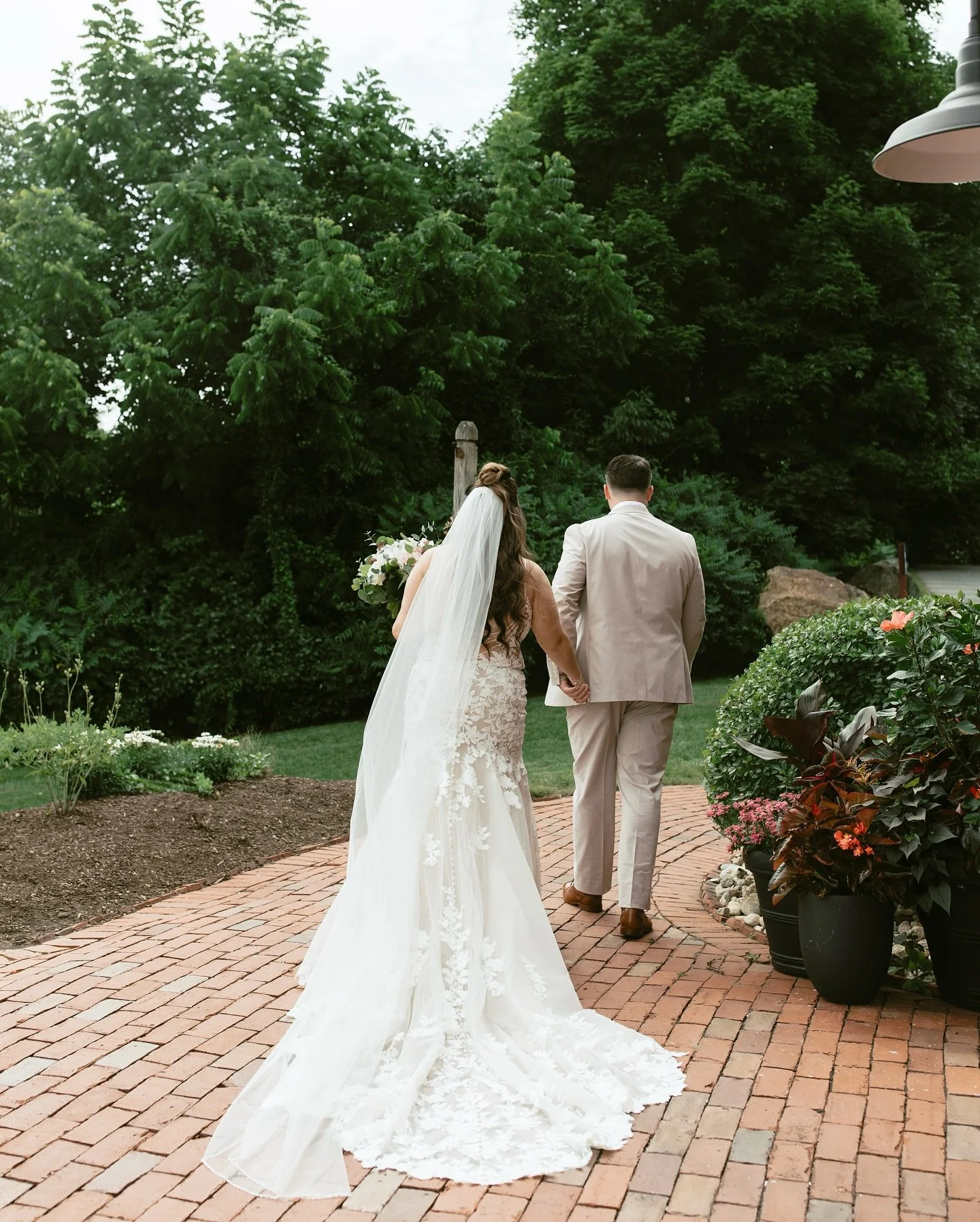 I&rsquo;ve been loving seeing photographer posts about the difference between posed, prompted/guided, and candid moments during a session or wedding.. so here&rsquo;s my take!

The classic &ldquo;walking&rdquo; photos are such a good example. You can