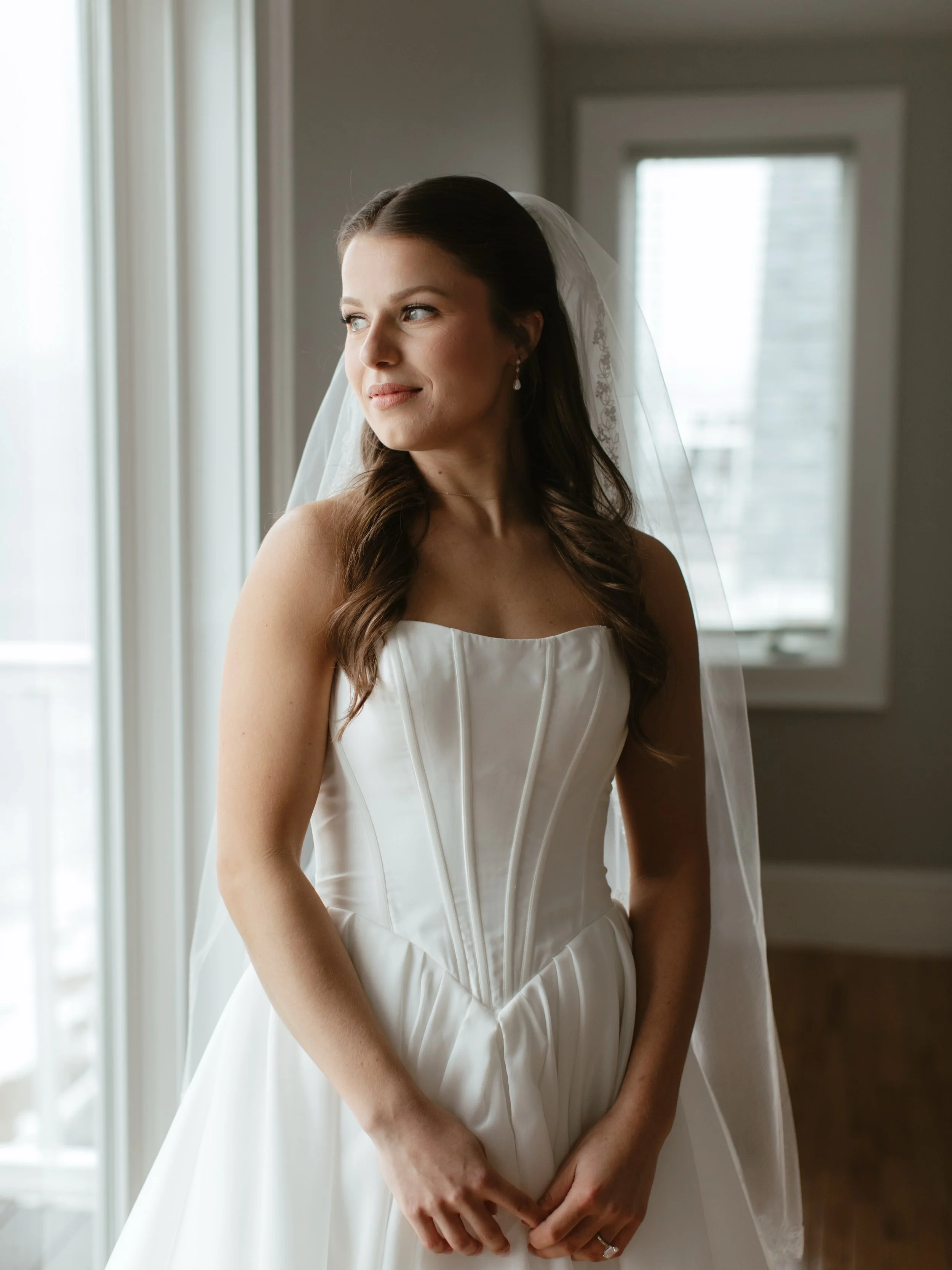 Bridal portraits can be elegant, detail oriented, and FUN 🤍 There&rsquo;s nothing like feeling your most beautiful on a day when you&rsquo;re feeling the most love!

Venue: @theriverclub
Florist: @callunaflowerco
Photographer: @kellyannsmithphotogra