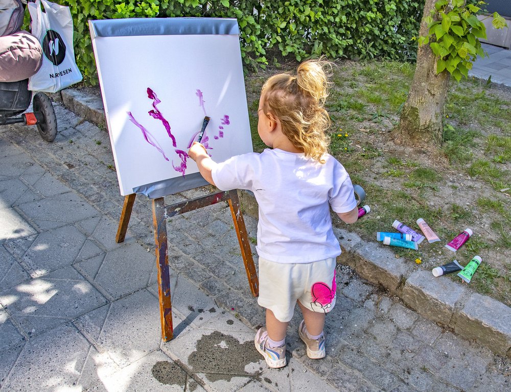 Barn som maler på NFG festval.jpg