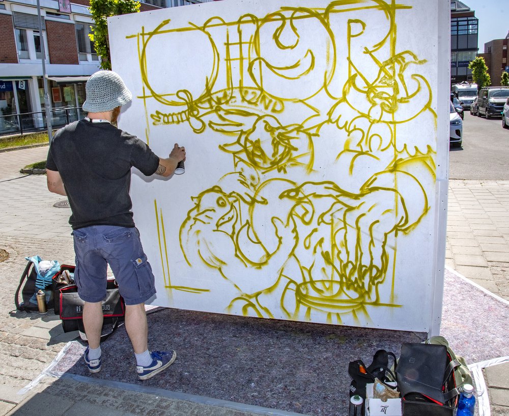 Graffitikunstner skisser opp en piece.jpg