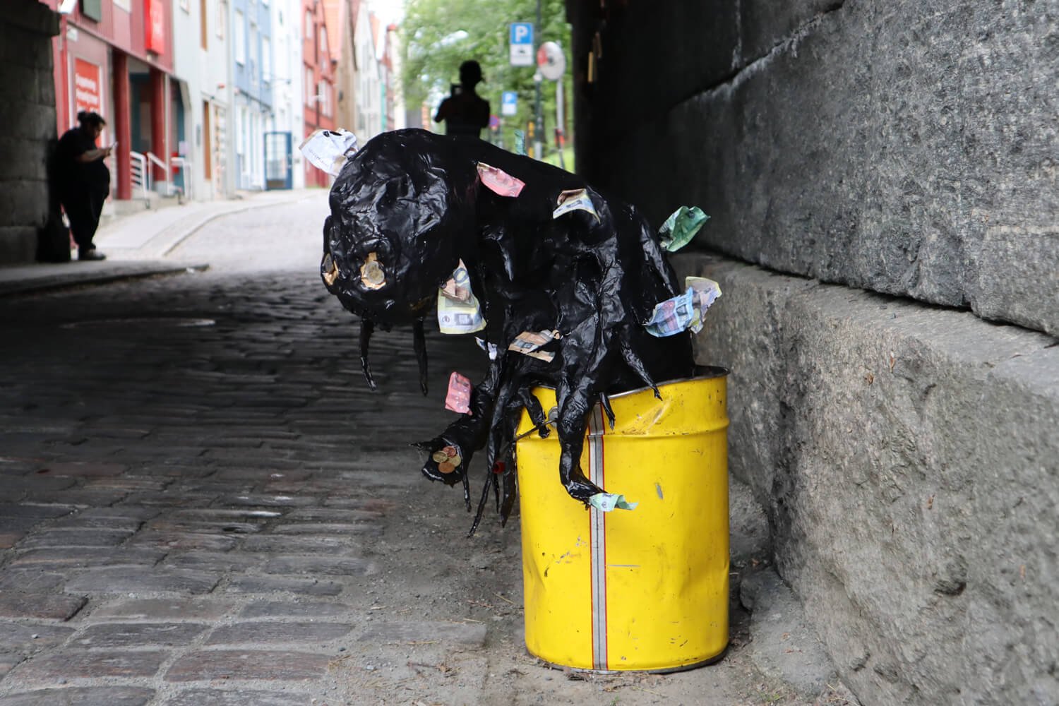 Gatekunst installasjon i trondheim.jpg