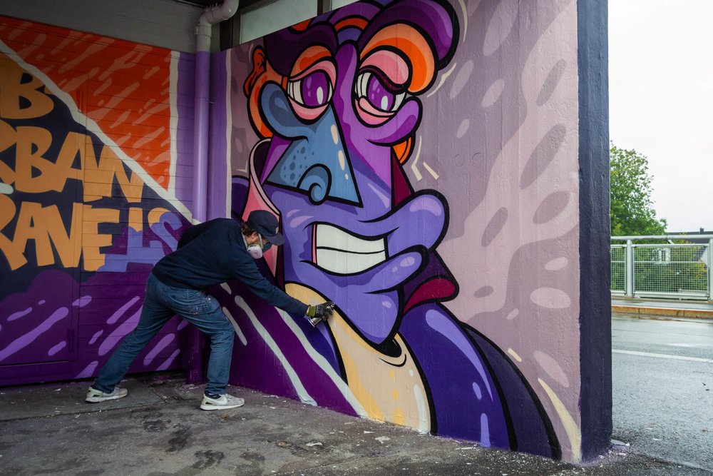 Crazyyfaces graffiti kunst på Ulsrud t-banestasjon i Oslo.jpeg