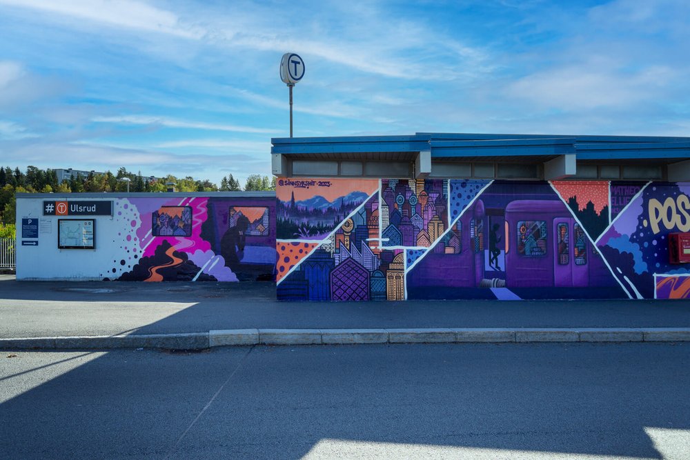 Graffiti kunst på Ulsrud t-banestasjon i Oslo.jpeg