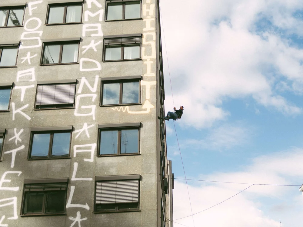  Rappellering og enorme tags på husfasaden i Møllergata. Foto: Michael «Mike»&nbsp;Ray&nbsp;Vera Cruz Angeles&nbsp;(Also Known As) 