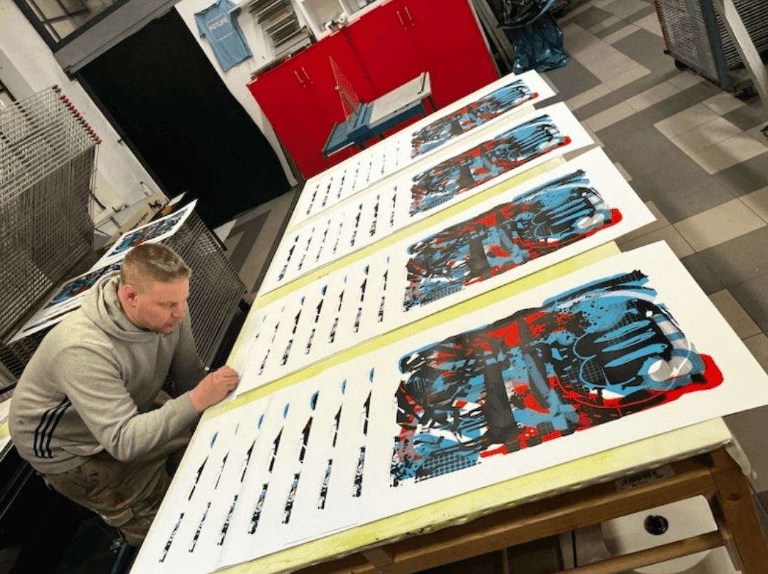 Jo Are Ringsby Henriksen signerer prints