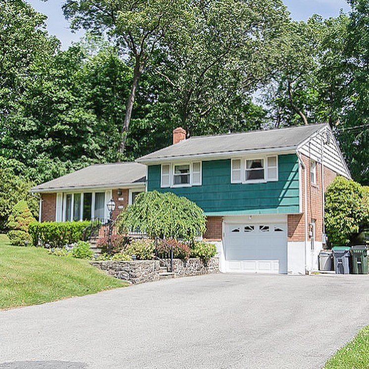 New listing for all you buyers out there&hellip;super charming mid-century split level with a great backyard. Located in a lovely little neighborhood in Newburgh. Asking $239,000. Call/text/DM for info!