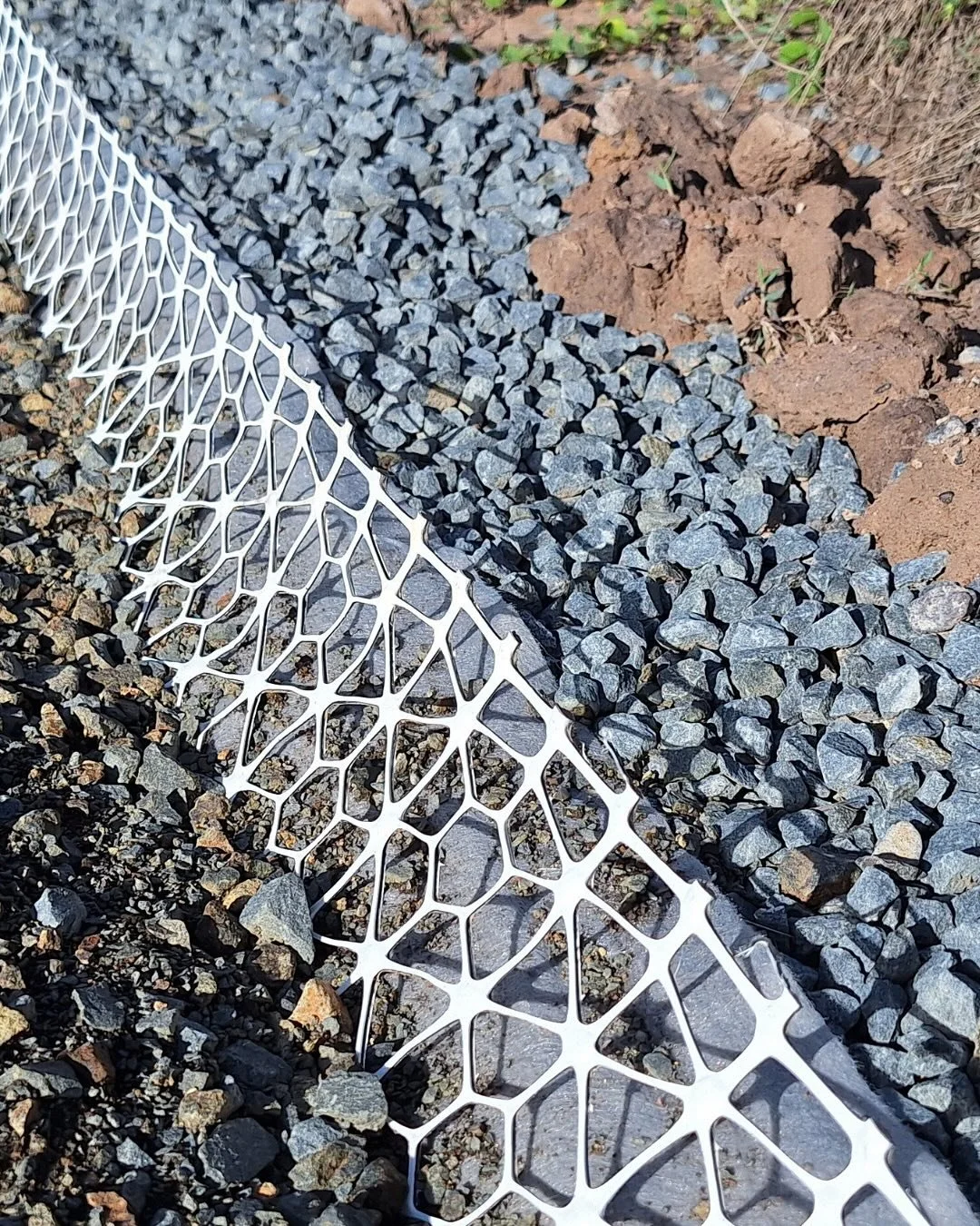 We got some great shots on site showing geogrids doing what they do best - reinforcing and stabilising the ground. These clever materials help distribute loads, reduce settlement, and improve the long-term performance of the pavement and road structu