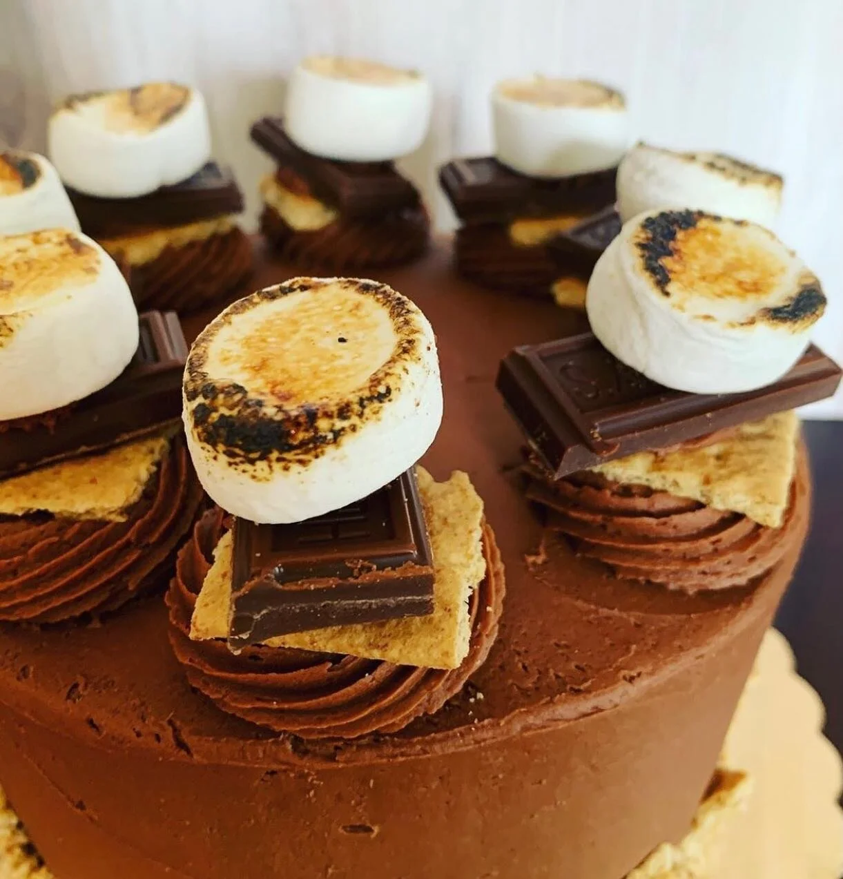 I&rsquo;ve partnered up with @capeology to give one lucky winner their choice of a 6inch cake OR a dozen cupcakes! 🧁 The winner can select their flavor of choice 😋💓🎂 Must be available for pickup in Watertown, MA. Head over to @capeology to enter 