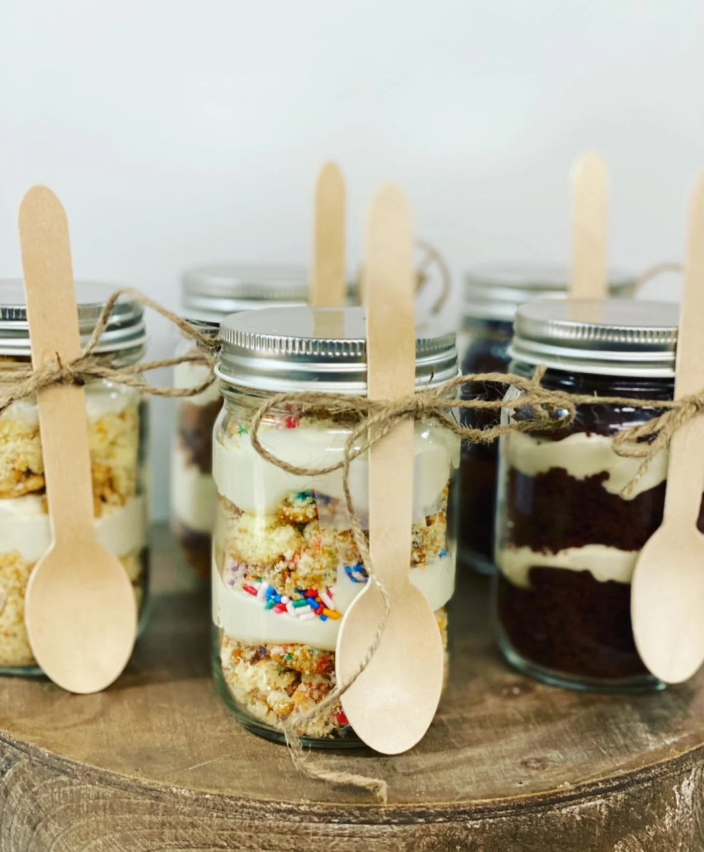 🚨NEW ITEM ALERT 🚨 
&bull;&bull;&bull;
Introducing...
 &ldquo;the jar of goods&rdquo;
&bull;&bull;&bull;
Hoping on that cake jar trend! 
How these work: these will be baker&rsquo;s choice 💁🏻&zwj;♀️ 
~each Monday I will share the 4 flavors of jars 