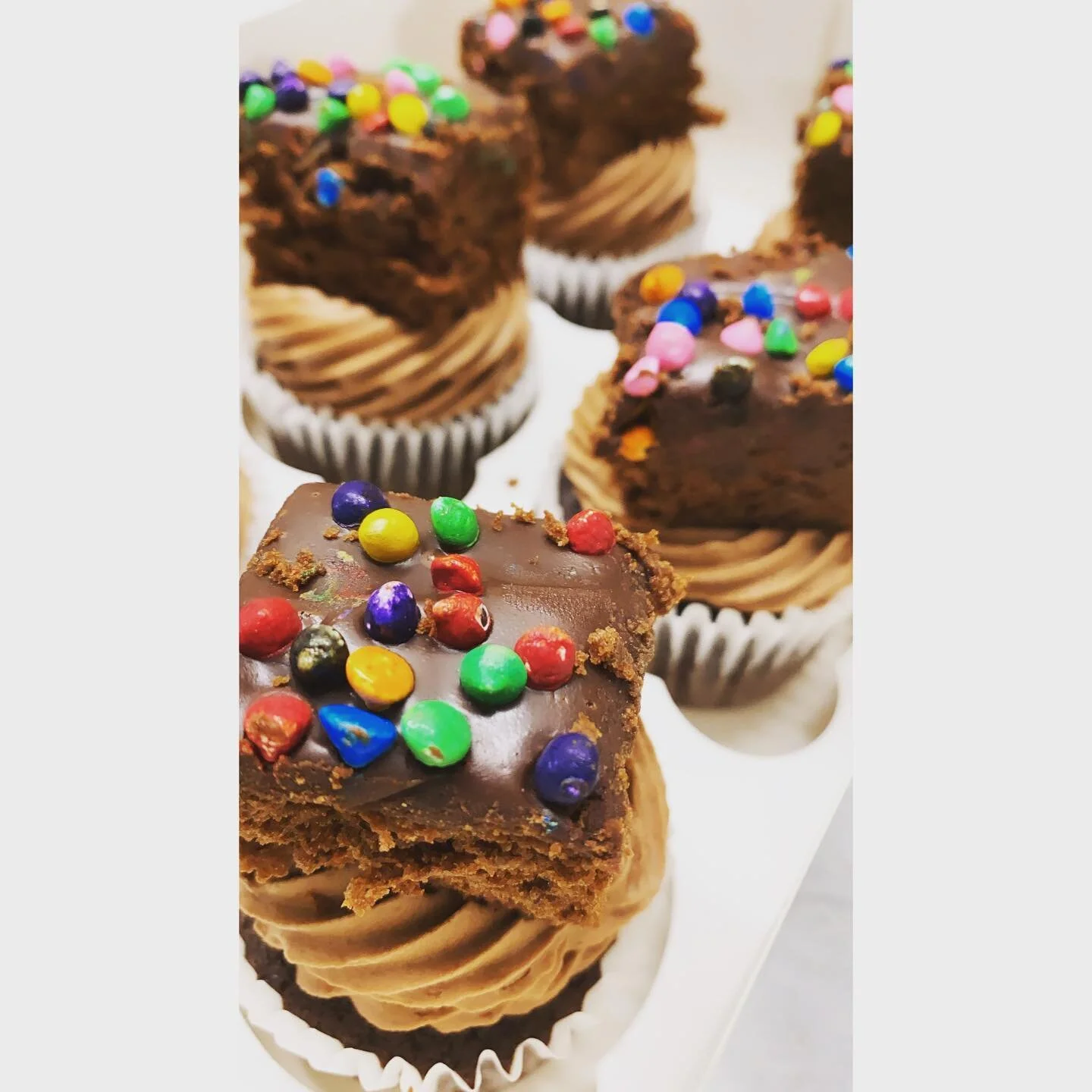 Valentine&rsquo;s Day countdown starts now! Officially 2 weeks till the day of love ❣️
&bull;&bull;&bull;
Don&rsquo;t forget to order your 4-pack for your loved ones! &amp; of course be sure to try &ldquo;the trunchbull&rdquo; ~ 
Chocolate Cake, Choc