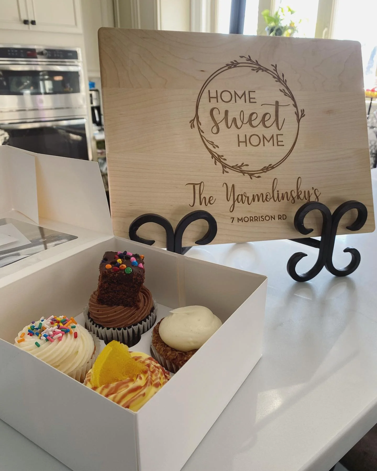 The perfect welcome home gift! 
GGxG cupcakes &amp; a new personalized cutting board 🧁
&bull;&bull;&bull;
I love teaming up with my brother @aecoppola10 to give his clients a &ldquo;congratulations on your new home!&rdquo; gift! If you&rsquo;re in t