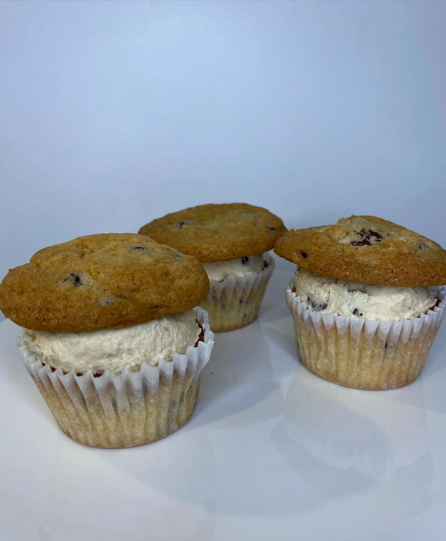 🚨NEW FLAVOR ALERT🚨
Introducing... COOKIE DOUGH

Chocolate Chip Cake
Chocolate Ganache Filling
Cookie Dough Buttercream*
Chocolate Chip Cookie Topping 
&bull;&bull;&bull;
*cookie dough buttercream is very addictive 😍

&bull;&bull;&bull;
#gourmetgoo