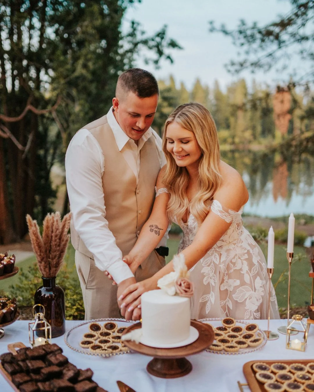 Double the treats, double the fun! 🍰🍪 This couple&rsquo;s cake cutting is sweet, but let&rsquo;s not forget those homemade handheld goodies.⁣
Photo: @alyssaledeitphotography⁣
Coordinator: @clehouse.co⁣
Desserts: @taylormade_desserts
