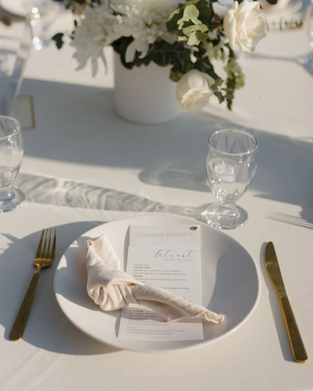 Minimalism at its finest. An all-white table setting that&rsquo;s pure elegance. 🕊️