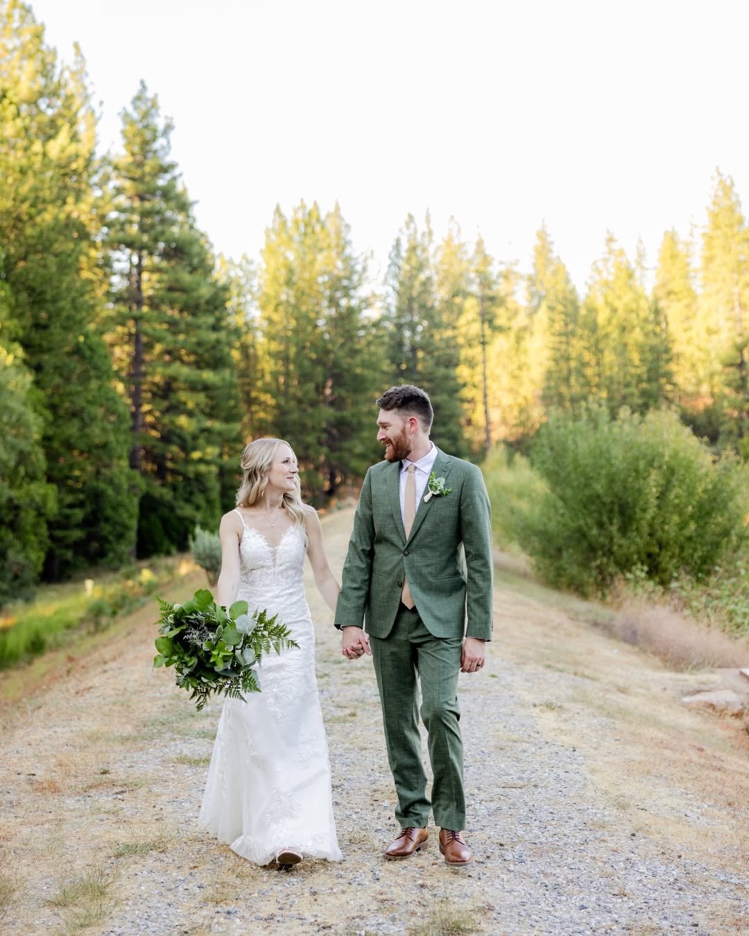 Kali &amp; Kyle⁣
⁣
Photo: @cailtinraephotography⁣
Florist &amp; Planner: @sdweddingsandevents_byshelby